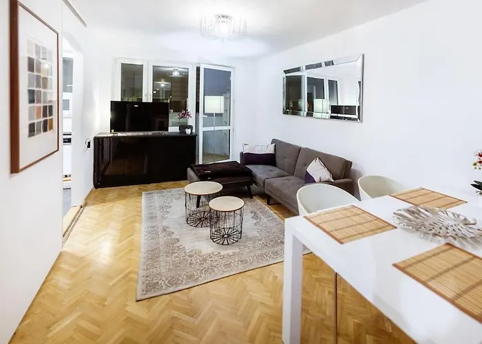 Kameralna Czesc Dzielnicy Wola Mlynow. *